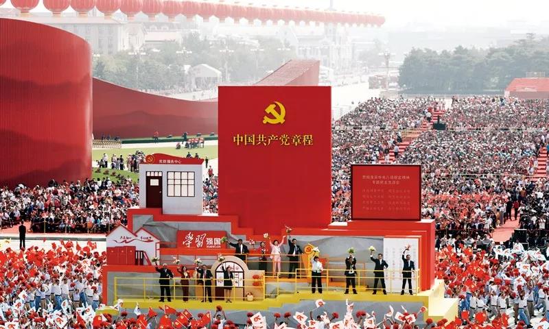 2019年10月1日上午，慶祝中華人民共和國成立70周年大會在北京天安門廣場隆重舉行。這是群眾游行中的“從嚴治黨”方陣。新華社記者 蘭紅光/攝