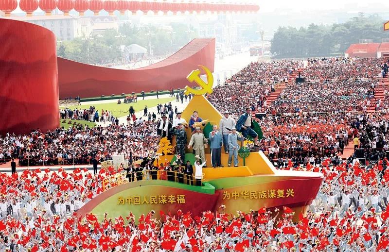2019年10月1日上午，慶祝中華人民共和國成立70周年大會在北京天安門廣場隆重舉行。這是群眾游行中的“不忘初心”方陣。新華社記者 蘭紅光/攝
