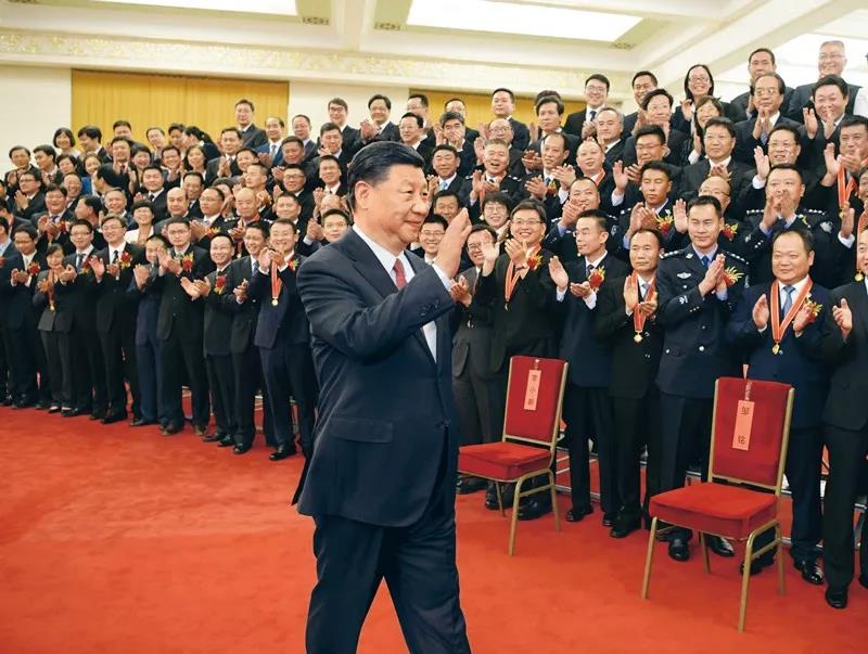 2019年6月25日，黨和國家領(lǐng)導人習近平、李克強、王滬寧等在北京人民大會堂會見第九屆全國“人民滿意的公務員”和“人民滿意的公務員集體”受表彰代表。新華社記者 李學仁/攝